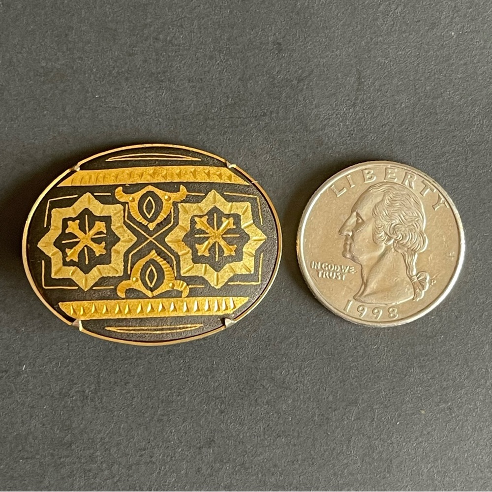 Vintage Oval damascene black & gold brooch. - Picture 7 of 7